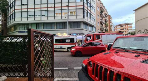 ragazza morta pesaro|Si lascia cadere dalla terrazza in centro: muore sul。